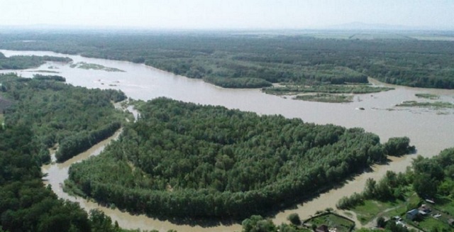 Дворец на берегу реки Бии на Алтае перекрыл доступ к воде